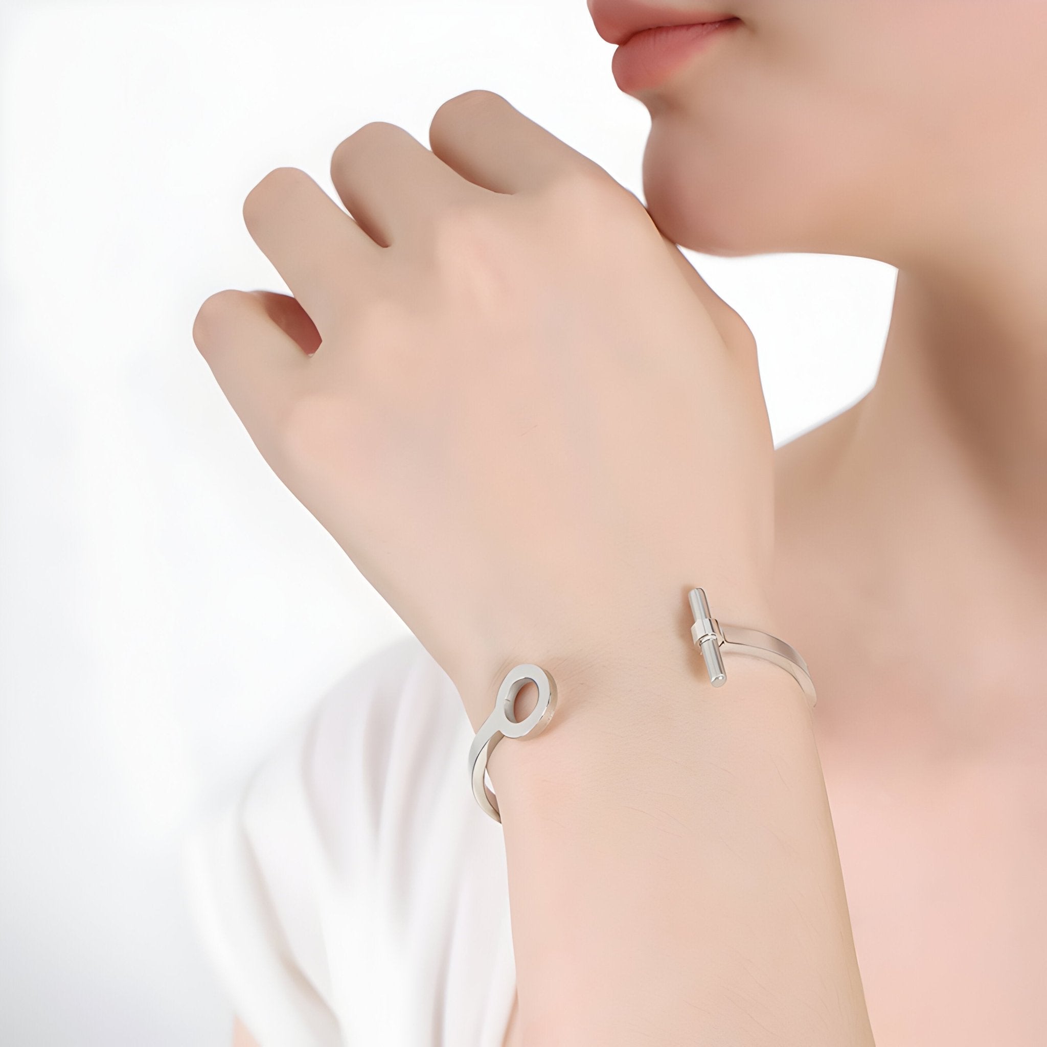 Bracelet jonc en titane plaqué argent, design épuré avec fermoir original en boucle.