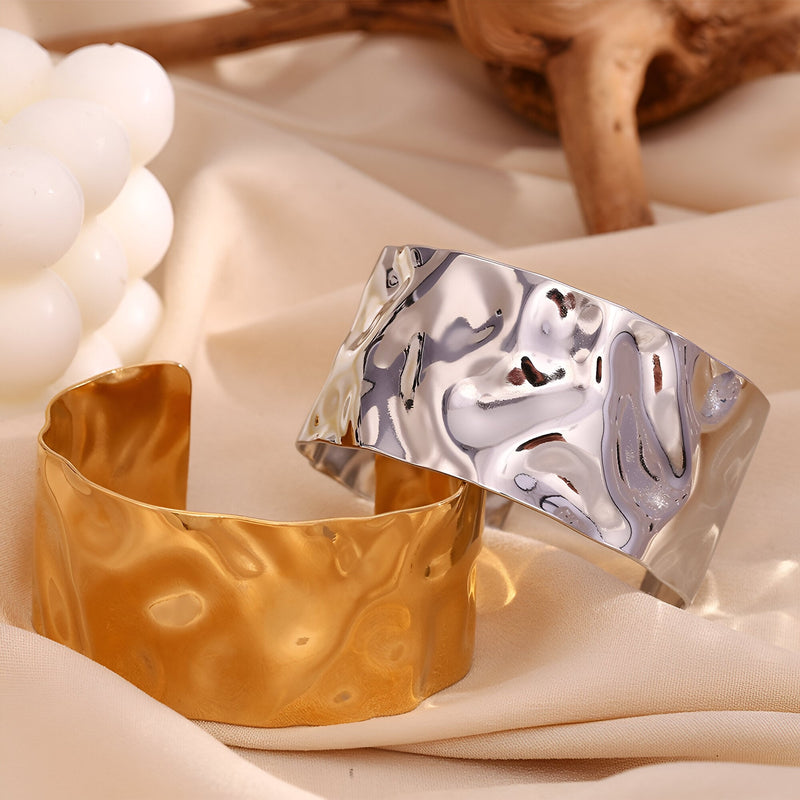 Bracelet manchette ondulé en acier inoxydable, finition or brillant et argenté texturé.