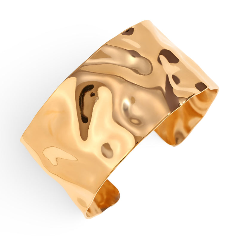 Bracelet manchette large en acier inoxydable doré avec surface ondulée et brillante.