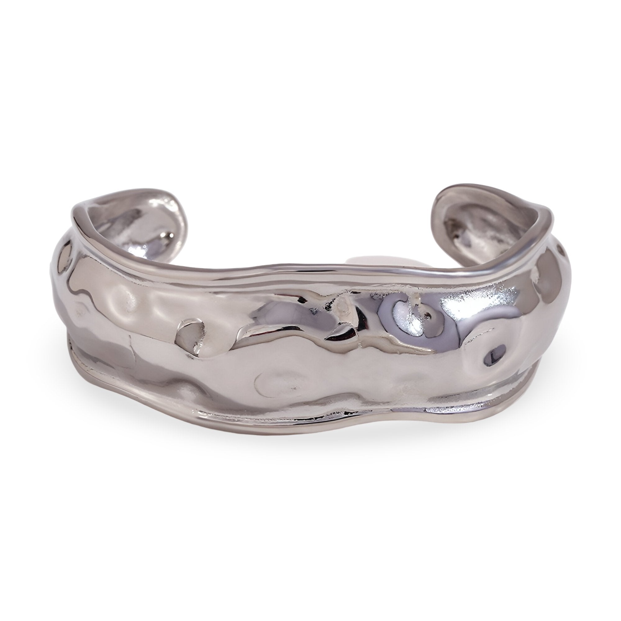 Bracelet manchette argenté en acier inoxydable à surface sculpturale et texture ondulée.