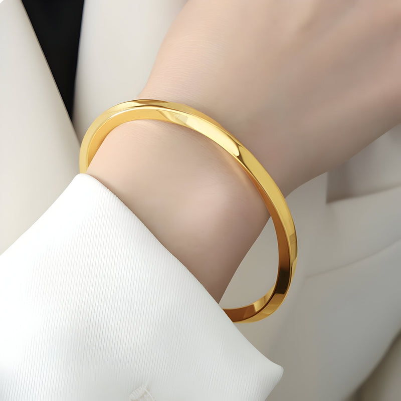 Pulsera sencilla de titanio chapado en oro, modelo Lisa