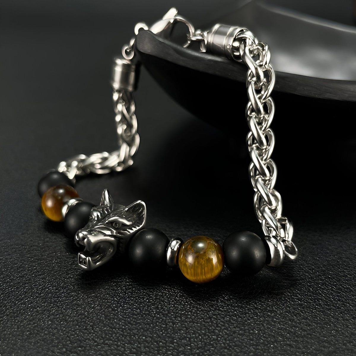 Bracelet homme en acier avec tête de loup en métal et perles en œil de tigre marron et noir.