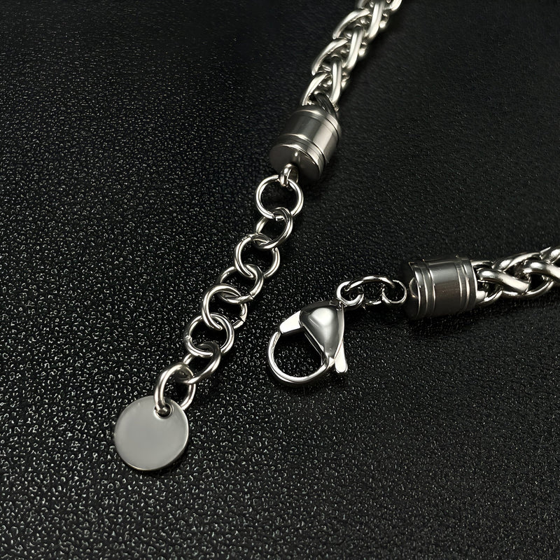 Bracelet homme chaîne argentée avec fermoir mousqueton et pendentif rond lisse en acier.