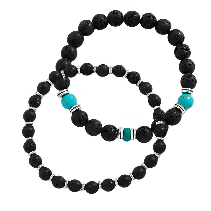 Ensemble de deux bracelets pour homme en pierres volcaniques noires, détail perles turquoise et anneaux métalliques argentés.