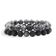 Duo de bracelets en pierres naturelles grises et noires, perles lisses et volcaniques, style mixte.