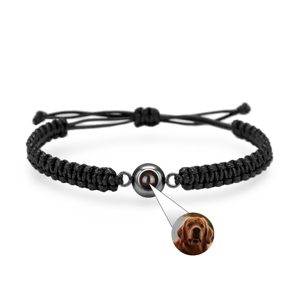 Bracelet photo personnalisé en corde noire tressée avec disque en titane noir affichant une photo d'un chien marron.