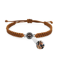 Bracelet photo personnalisé en corde marron tressée avec médaille titane noire et photo imprimée.
