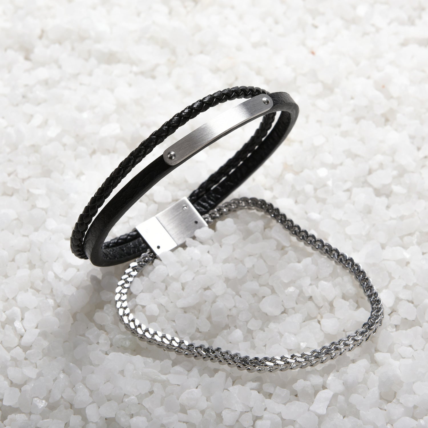Bracelet double tour en cuir noir tressé et chaîne acier inoxydable, fermeture magnétique rectangulaire, style moderne et.
