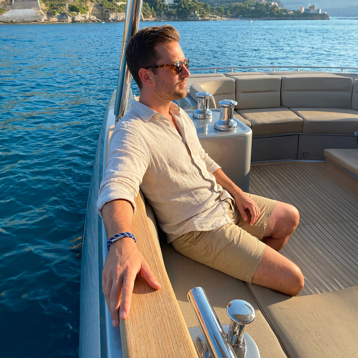 Bracelet cordon nautique bleu marine à double brin tressé avec boucle magnétique en acier inoxydable, style marin élégant.