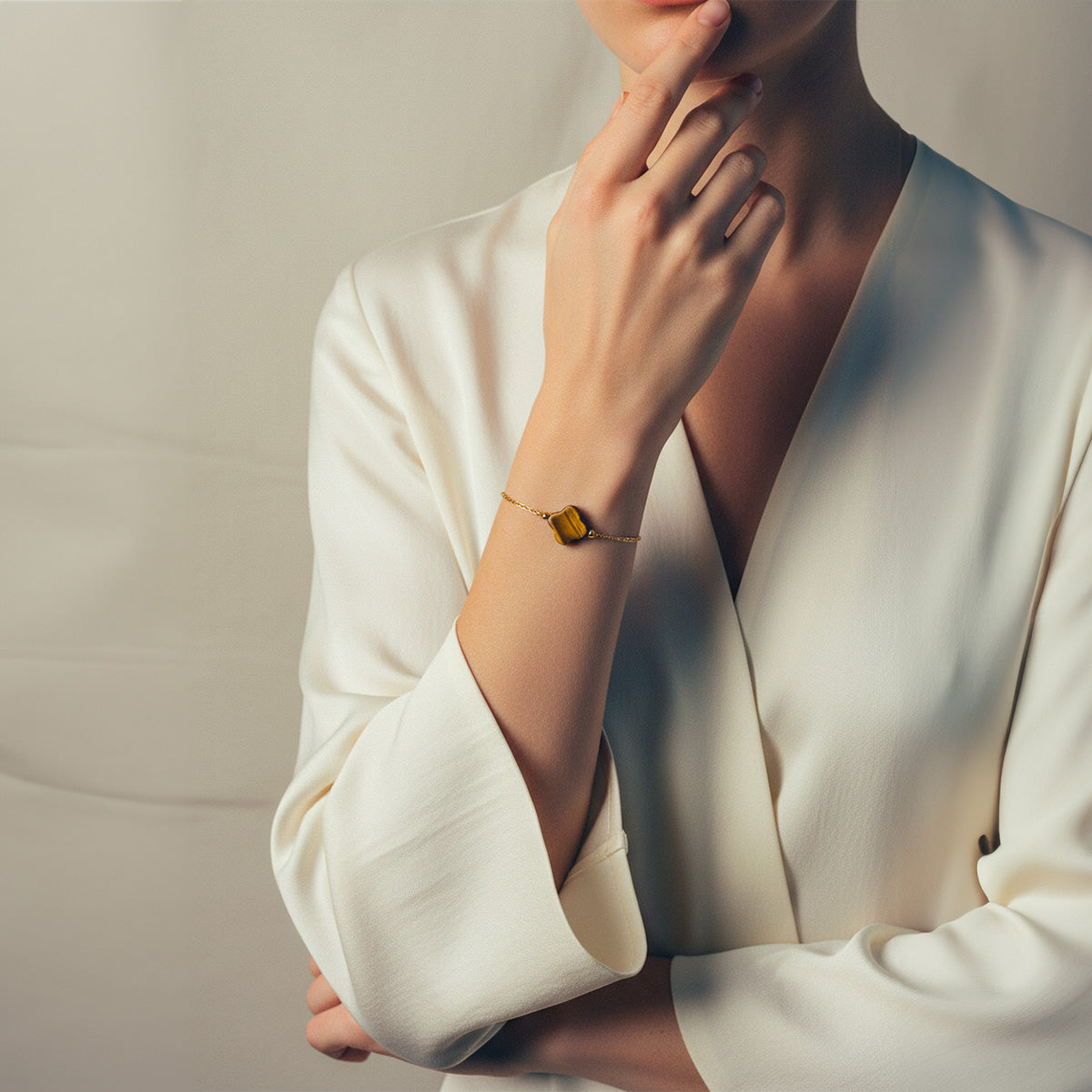 Bracelet fin doré avec pendentif trèfle en pierre naturelle jaune, chaîne réglable, design élégant féminin.