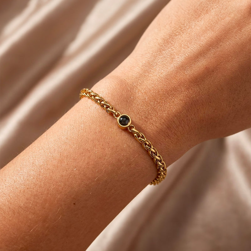 Bracelet maille tressée en acier inoxydable doré avec médaille photo circulaire au centre, fermoir réglable.