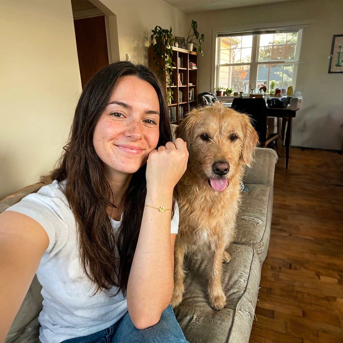 Bracelet en acier inoxydable fin avec pendentif en forme de patte personnalisable, style unisexe, couleur argentée.