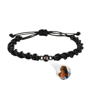 Bracelet tressé en nylon noir avec fermoir coulissant et médaille photo projetée ronde.