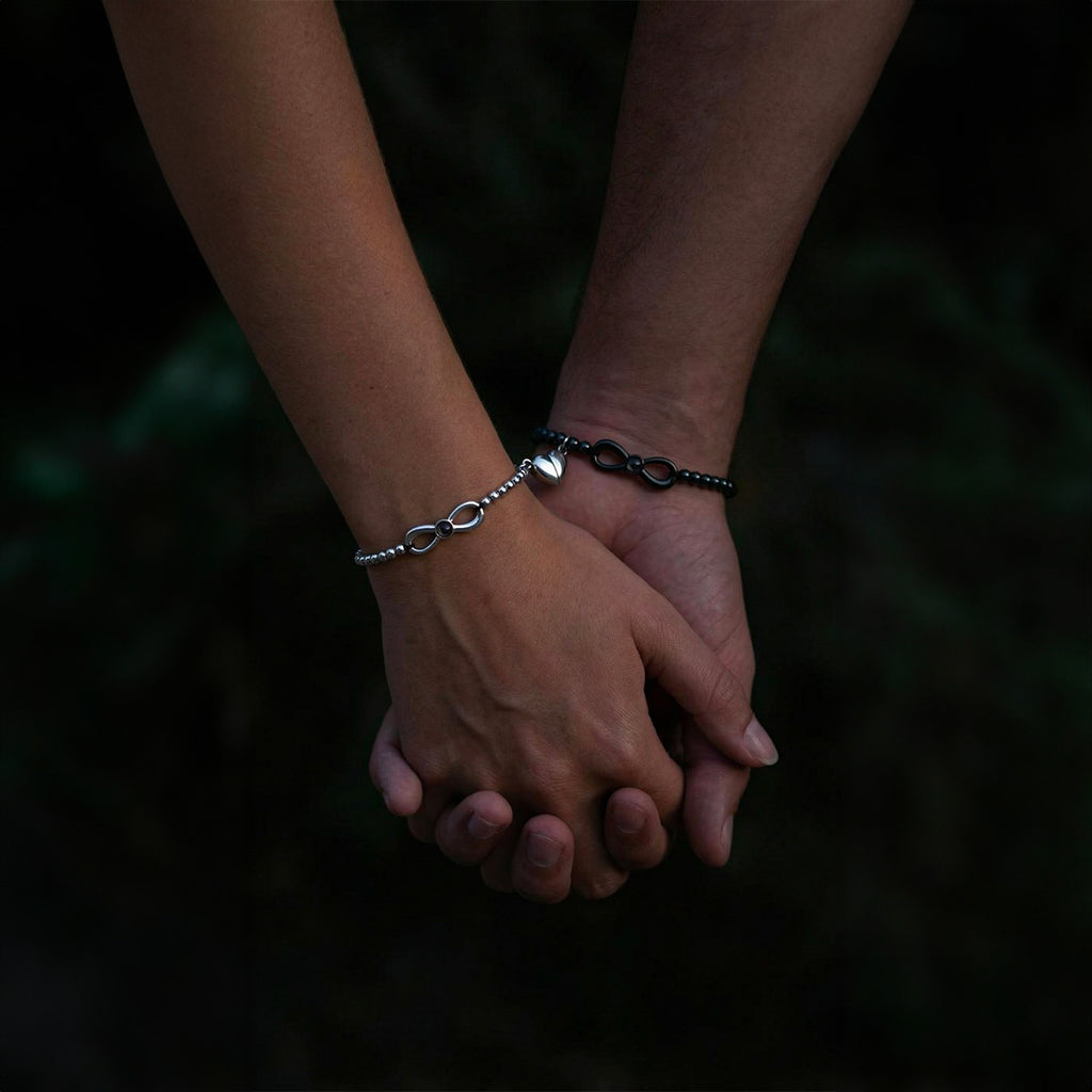 Bracelets couple ajustables cordon noir et argent, perles noires et argentées, motifs infini et cœur.