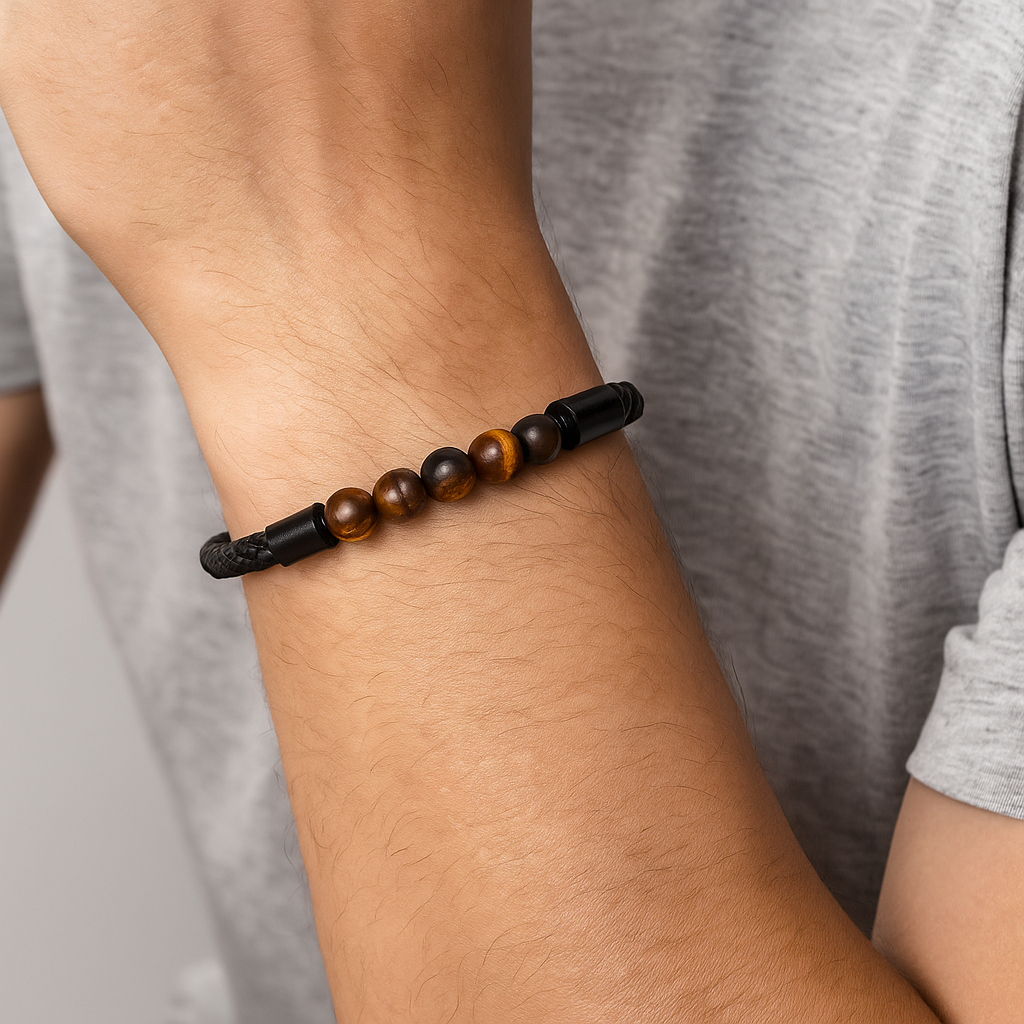 Bracelet homme en cuir noir tressé avec perles naturelles œil de tigre et onyx, fermoir magnétique noir mat.
