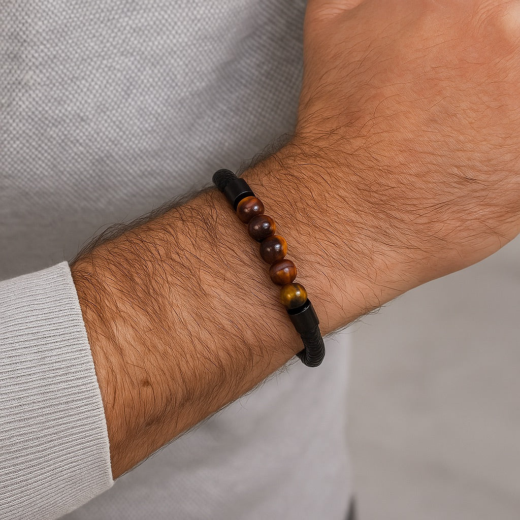 Bracelet en cuir noir tressé avec perles en œil de tigre et onyx, fermoir magnétique doré, style masculin élégant.