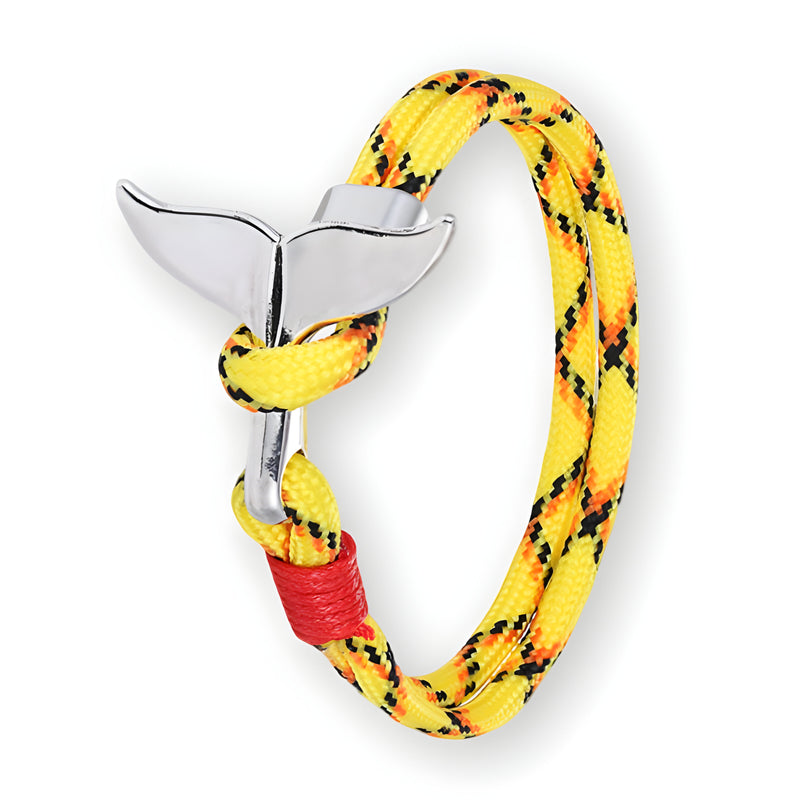 Bracelet cordon jaune multicolore avec pendentif queue de baleine en métal argenté et nœud rouge.