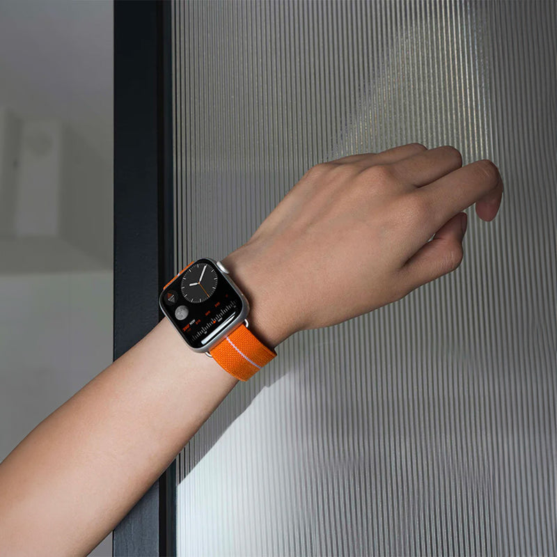 Bracelet Apple Watch en nylon orange avec boucle technique noire, style parachute, modèle Arès.