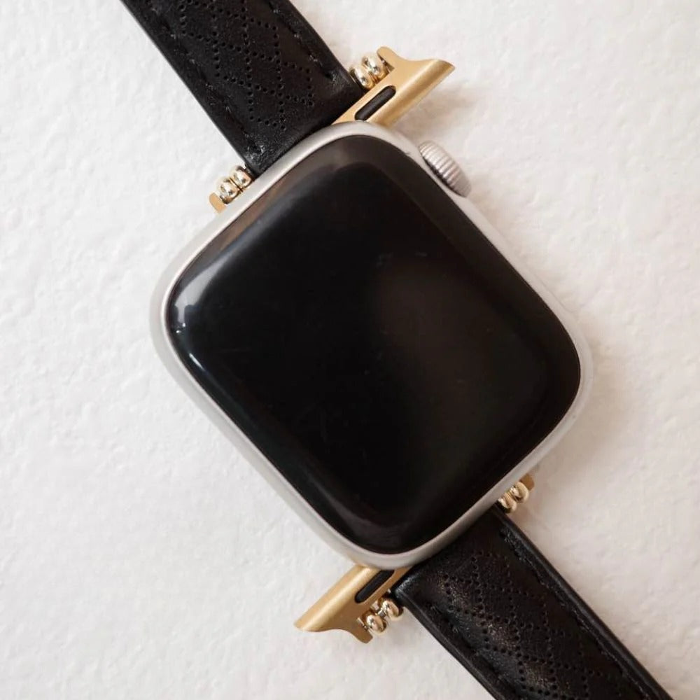 Bracelet cuir noir à motifs fins pour Apple Watch, boucle dorée, style double tour.