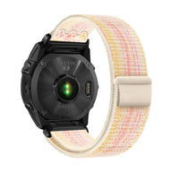 Bracelet pour montre Garmin en nylon beige et rose avec attache velcro ajustable.
