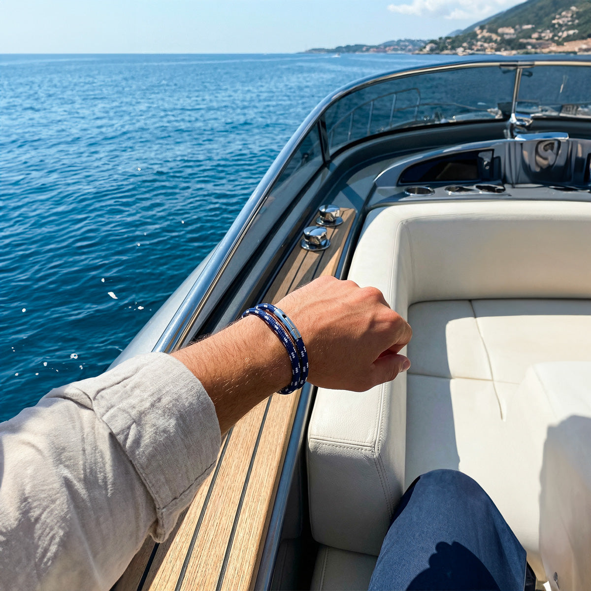 Bracelet cordon nautique bleu marine double brin tressé avec boucle magnétique en acier inoxydable, style marin élégant.