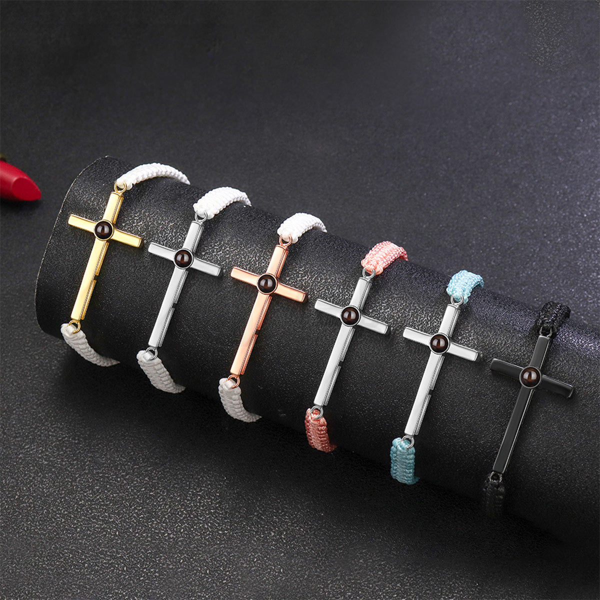 Bracelets croix en métal argenté, doré, noir, cuivre et blanc, cordons coulissants colorés variés.