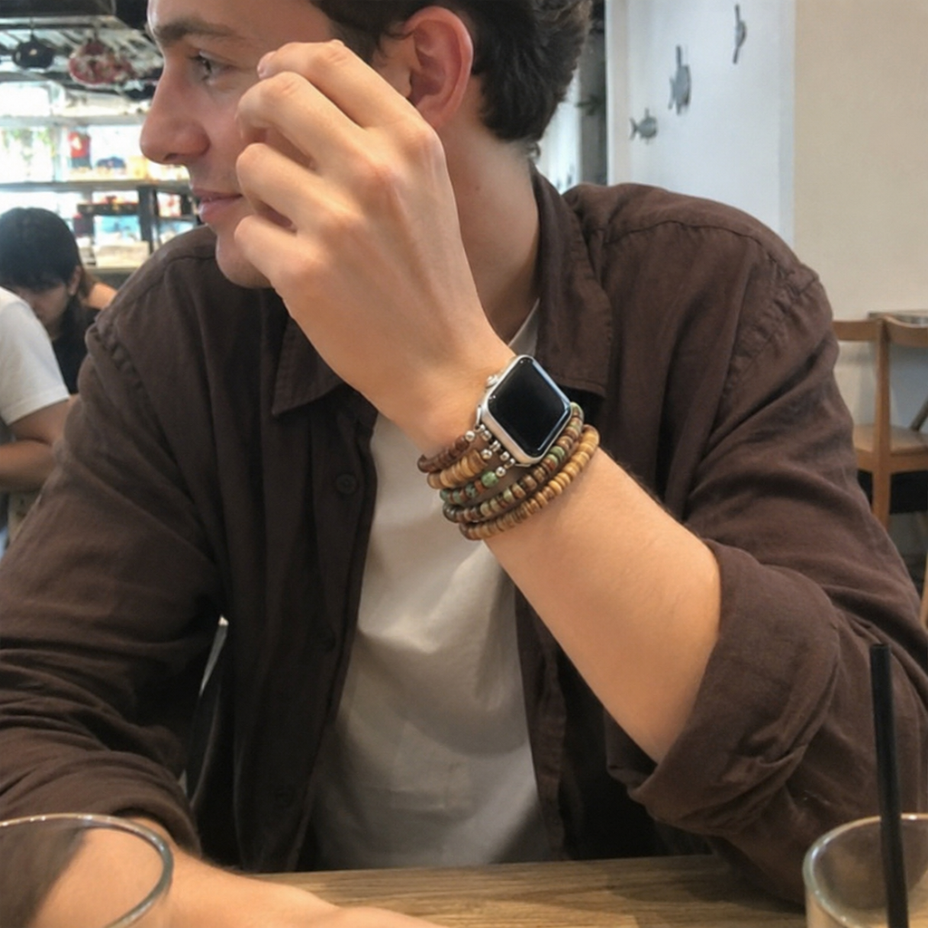 Bracelet Apple Watch multi-rangs, associant l'élégance du bois naturel, et l'éclat de la turquoise africaine, modèle Yidza