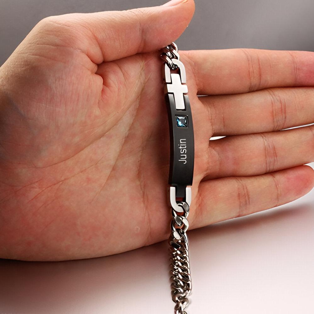 Bracelet gourmette en acier inoxydable noir avec plaque gravée et pierre de zirconium bleu clair.