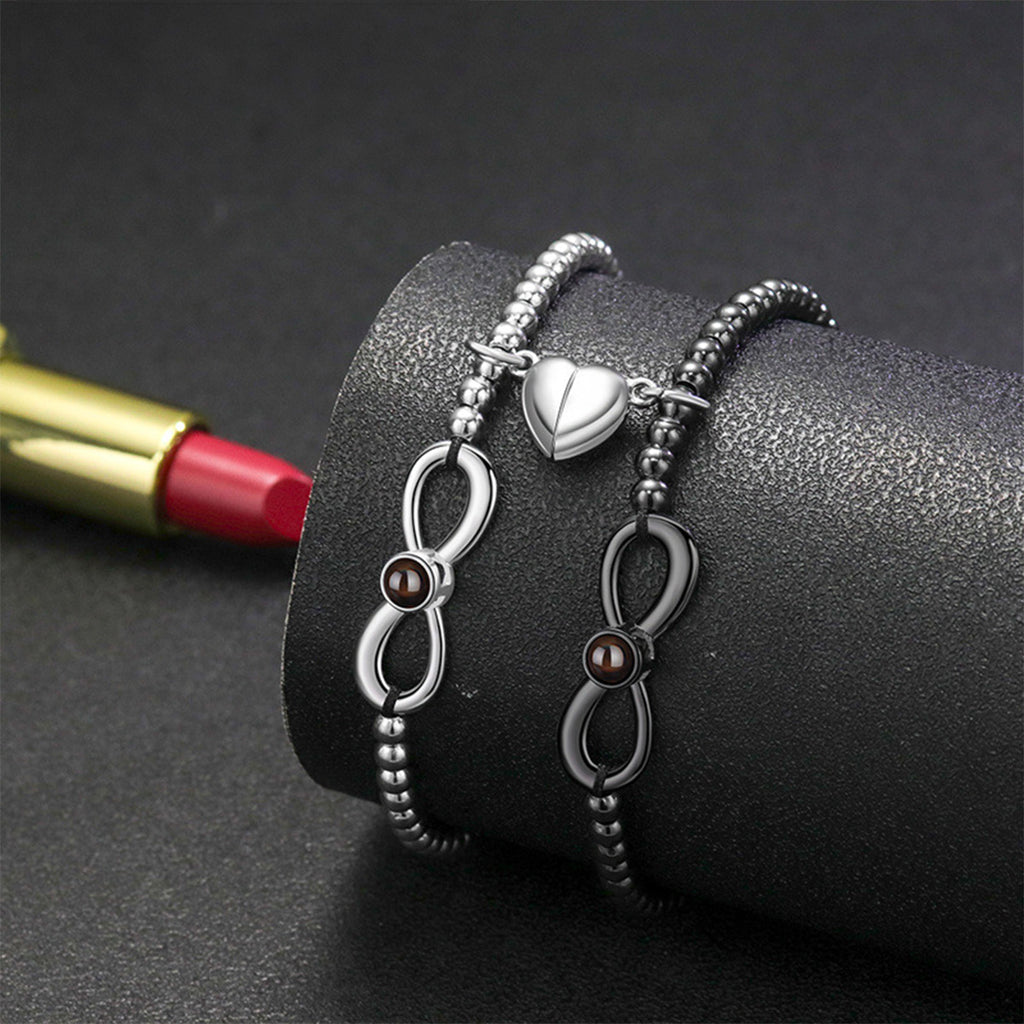 Bracelets couple en perles noires et argentées avec symbole infini, cœur argenté et cordon ajustable.