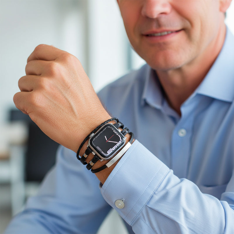 Bracelet multi-rangs pour Apple Watch en simili cuir noir tressé avec détails métal argenté et plaque personnalisable.