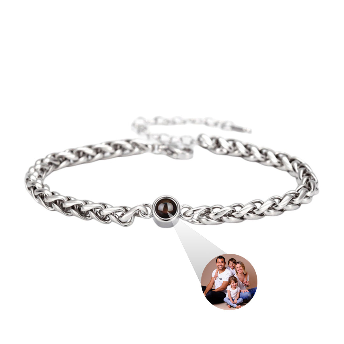 Bracelet en acier inoxydable maille tressée argentée avec perle centrale projetant une photo personnalisée familiale.