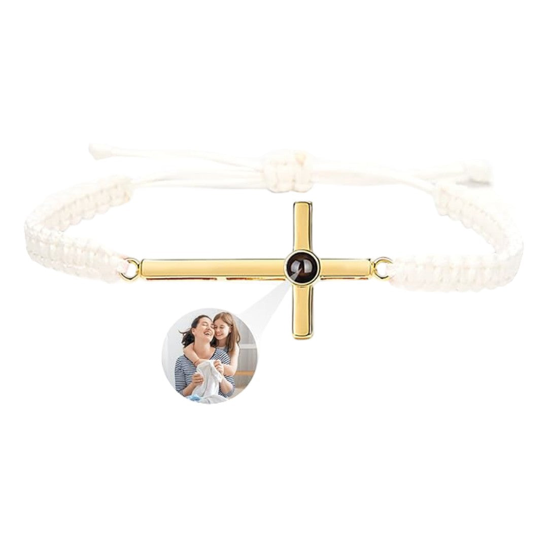 Bracelet en corde blanche coulissante avec croix dorée et pendentif photo rond au centre.