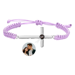 Bracelet violet à corde coulissante avec croix en argent et pendentif photo gravé au centre.
