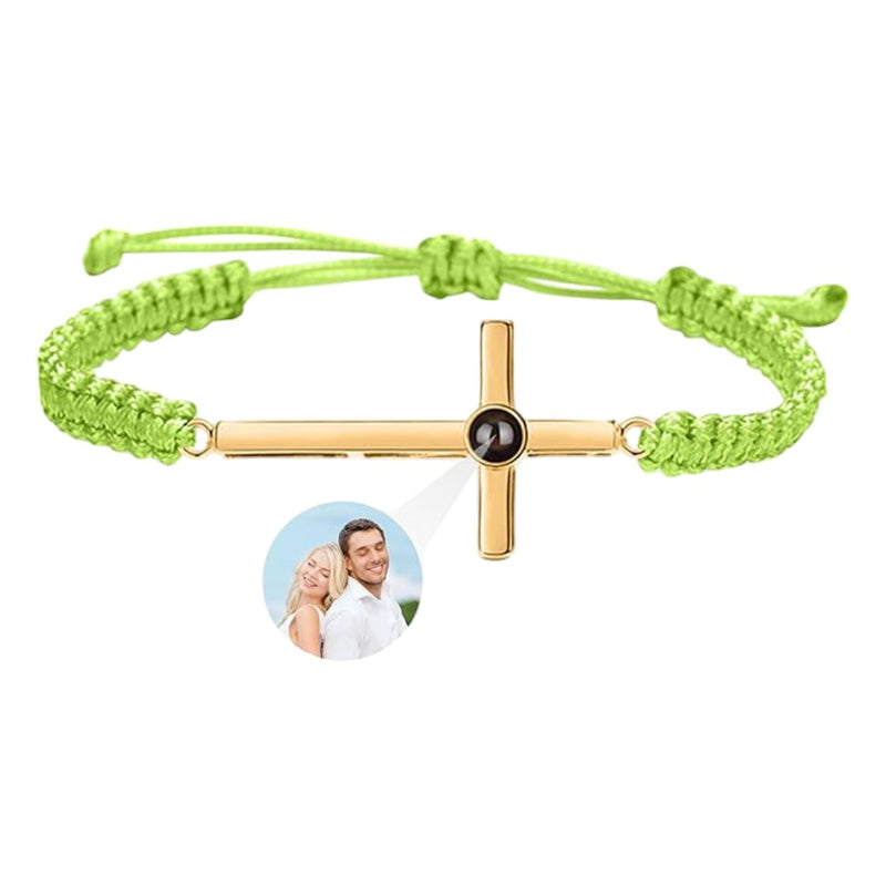 Bracelet vert à corde coulissante avec croix en métal doré et pendentif photo central noir personnalisable.