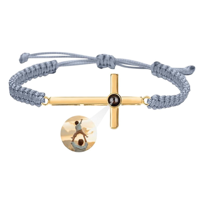 Bracelet à corde grise coulissante avec pendentif croix en argent doré et centre noir gravé.