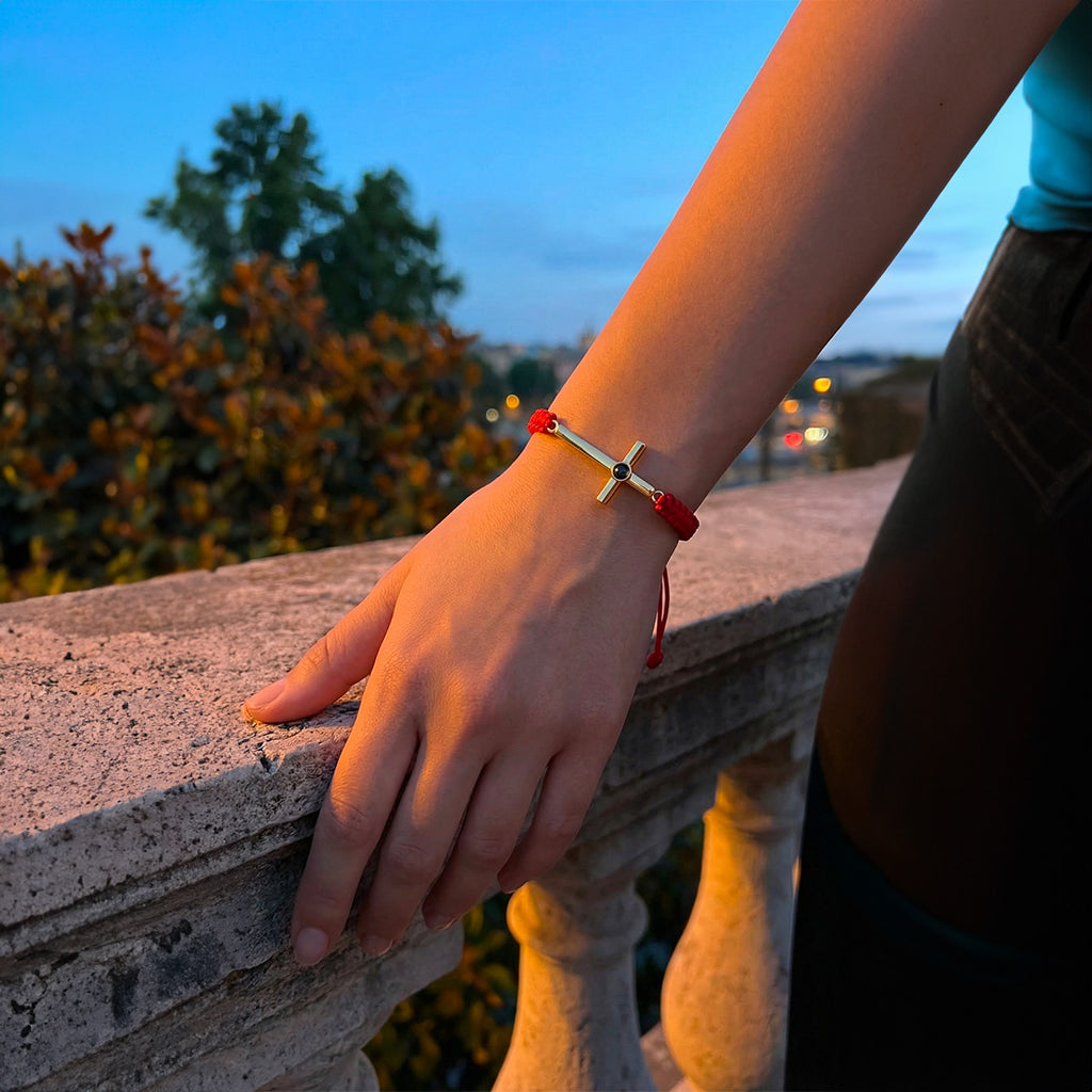 Bracelet corde rouge coulissant avec croix pendentif argent gravée, style minimaliste et élégant.