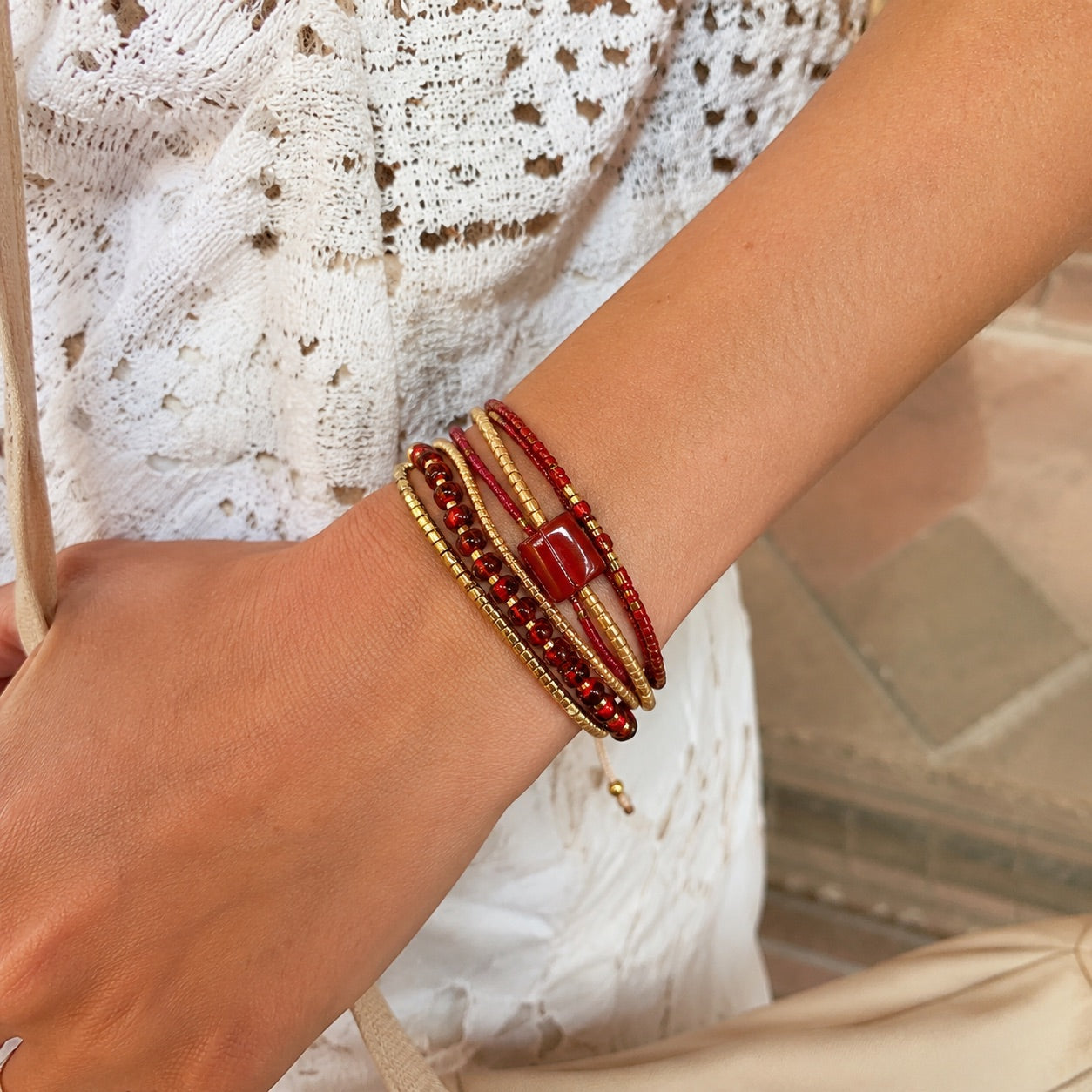 Bracelet multi-rangs en perles de verre du Japon, cordon ajustable avec détails en cuivre, éclat naturel pour le poignet, modèle Hitaya