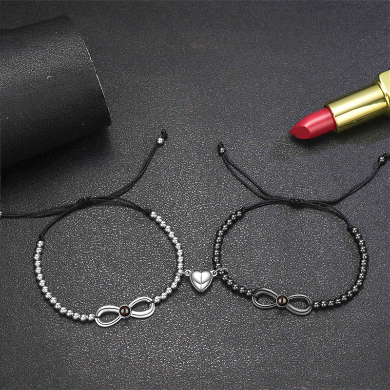 Bracelets noirs et argentés avec perles, symbole infini et cœur en métal, cordon ajustable.