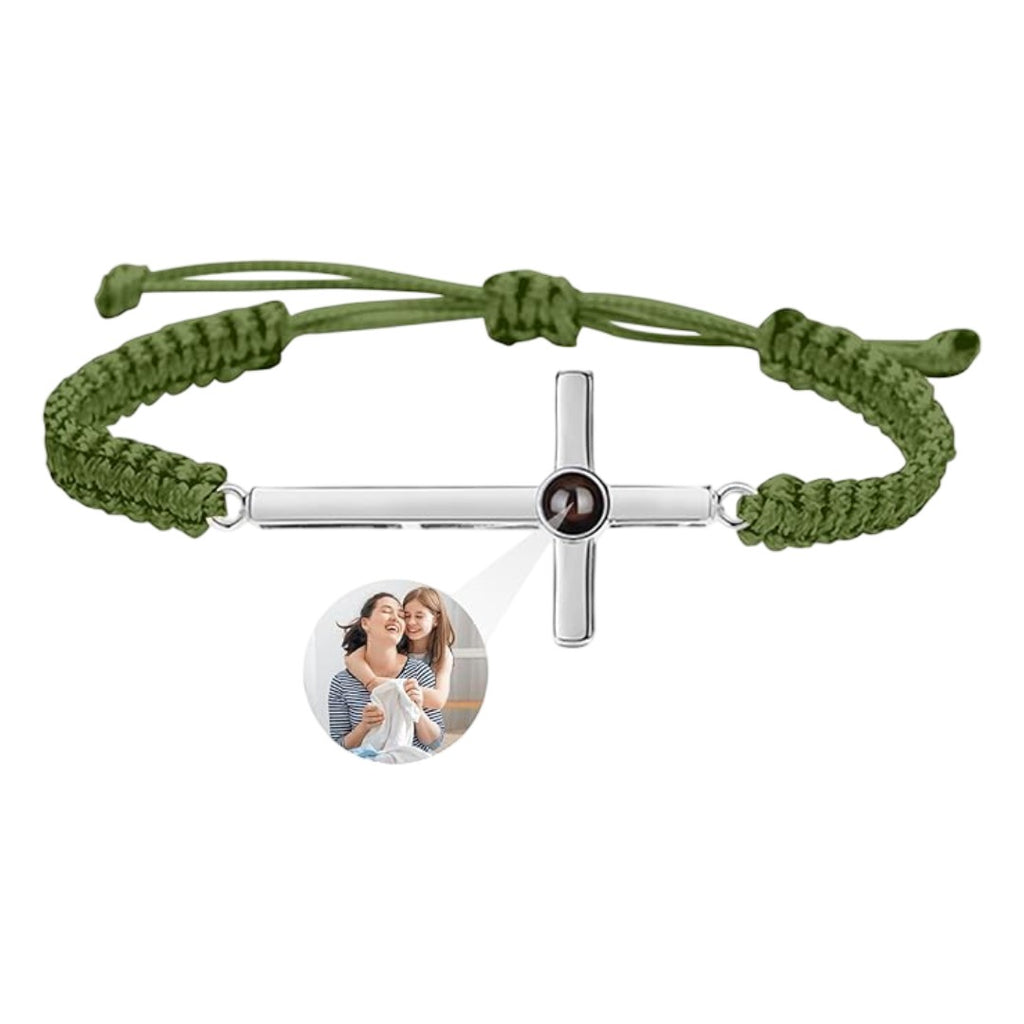 Bracelet vert olive en corde tressée avec croix argentée au centre et photo personnalisée intégrée au pendentif rond.
