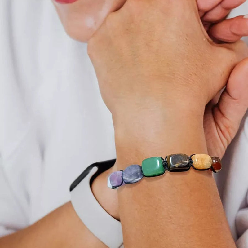 Bracelet Solva en corde beige avec pierres naturelles colorées ovales, style 7 chakras.