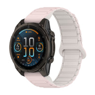 Bracelet pour montre Garmin en silicone rose clair avec attache aimantée et maillons flexibles.