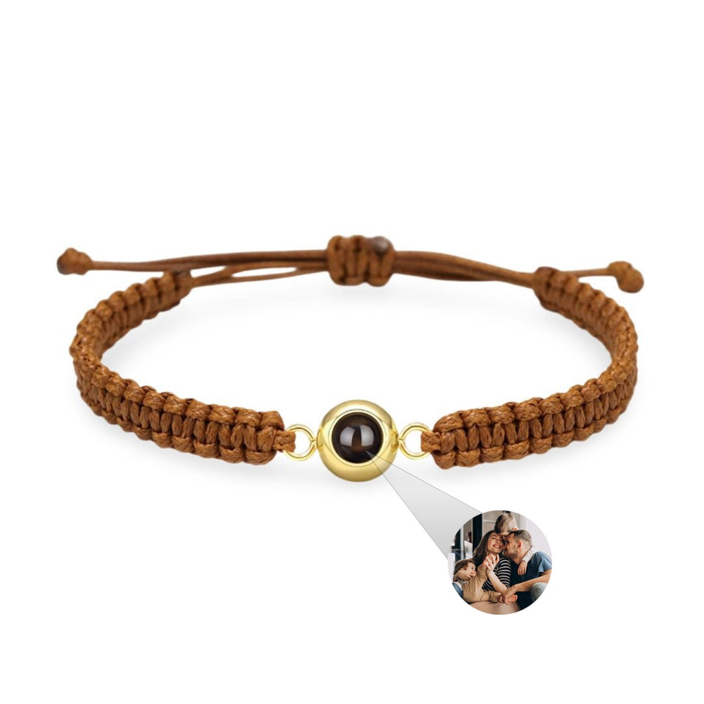 Bracelet corde marron avec détail titane or et photo personnalisée centrale.