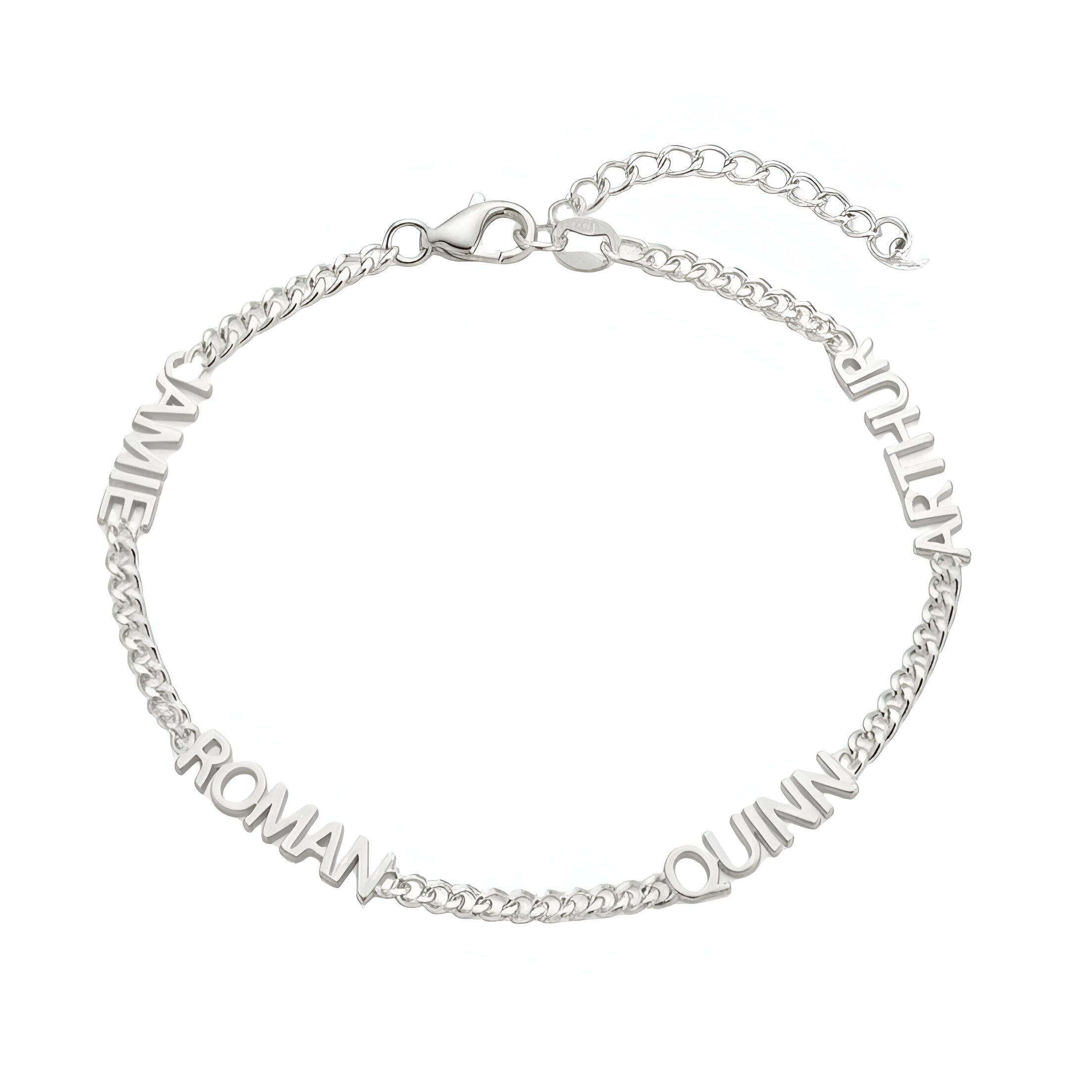 Bracelet en acier inoxydable argenté avec maille cubaine fine et quatre prénoms taillés autour du poignet.