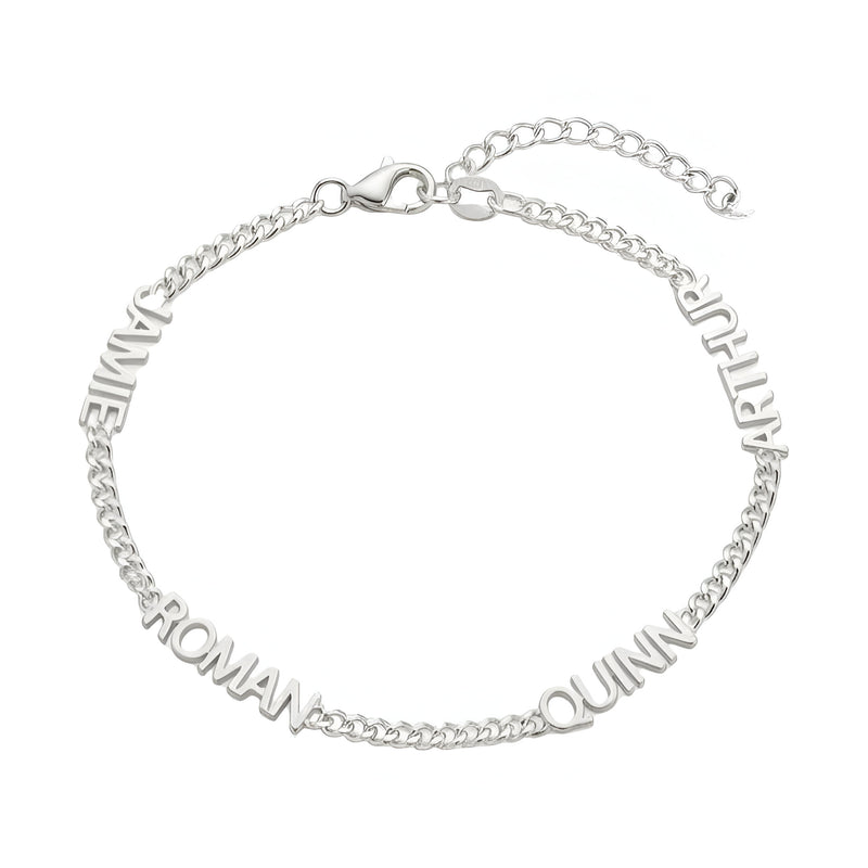 Bracelet en acier inoxydable argenté avec maille cubaine fine et quatre prénoms taillés autour du poignet.