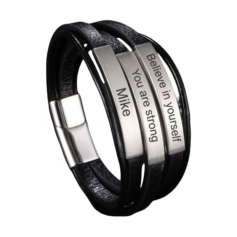 Bracelet noir pour homme en cuir à trois lanières avec trois plaques en acier inoxydable personnalisables et fermoir.