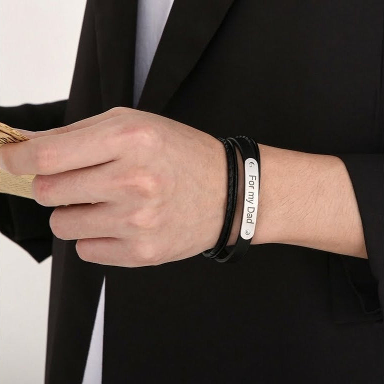 Bracelet homme noir tressé en simili vegan avec plaque en acier argenté gravée personnalisée, style moderne.