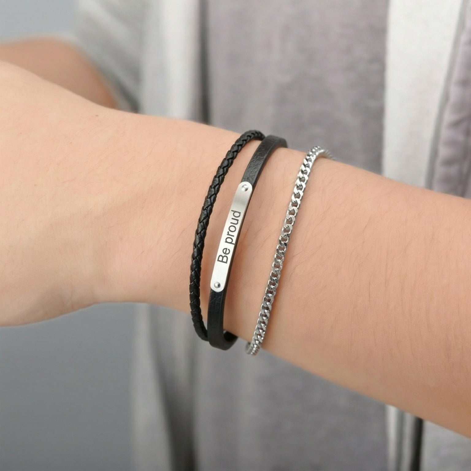 Bracelet homme double tour cuir noir tressé et chaîne acier argenté avec plaque gravée fermeture magnétique.