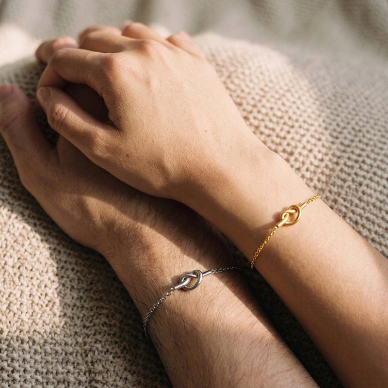 Bracelet couple en acier inoxydable, nœud cœur symbolique, chaîne fine ajustable, modèle Knot