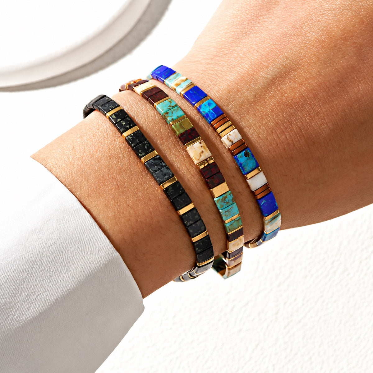 Trio de bracelets en perles du Japon Tila, couleurs minérales et touches dorées, modèle Kamitsu