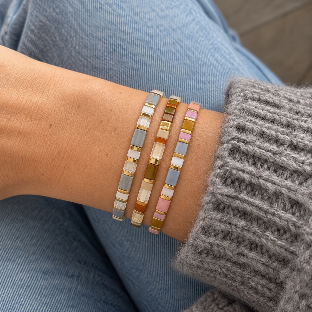 Trio de bracelets élastiques en perles Tila, nuances minérales et détails dorés, modèle Itaya